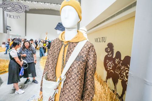 蒙古族元素服飾 可機洗西服,非遺與黑科技融入北京服裝設(shè)計