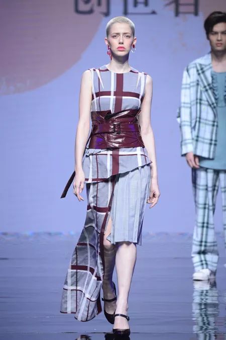 坐標(biāo)大浪 時(shí)尚風(fēng)云激蕩，潮流與創(chuàng)新共生——2019春夏中國(guó)紡織面料流行趨勢(shì)暨新銳設(shè)計(jì)師發(fā)布秀側(cè)記